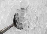 Thông tắc bồn cầu bằng đá lạnh đem lại hiệu quả không ngờ tới!