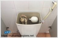 Bồn cầu dội nước không trôi phải làm sao? 