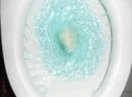 Tại sao bồn cầu bị bắn nước? Làm thế nào để khắc phục?