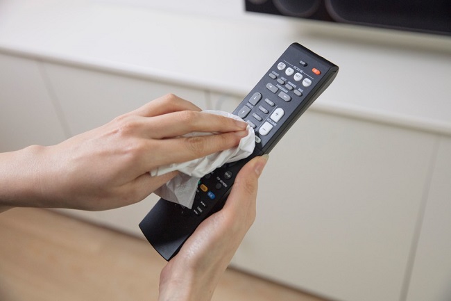 cach ve sinh dieu khien tivi