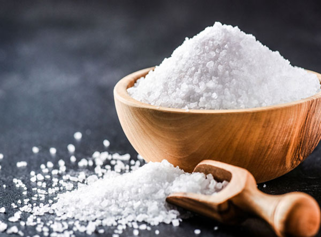 Cách khử mùi cá thối trong nhà sử dụng muối