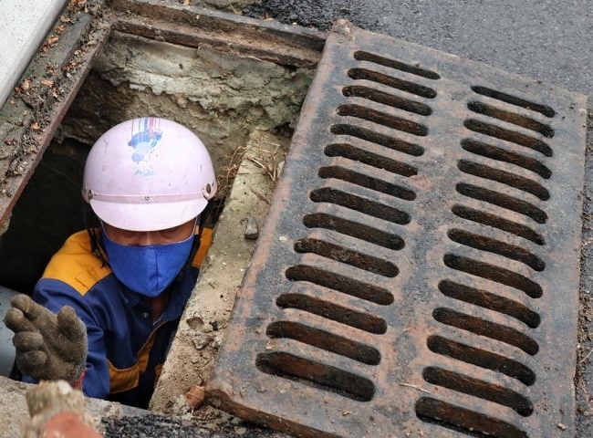 Nhân viên thi công nạo vét hố ga quận 4 khu công nghiệp