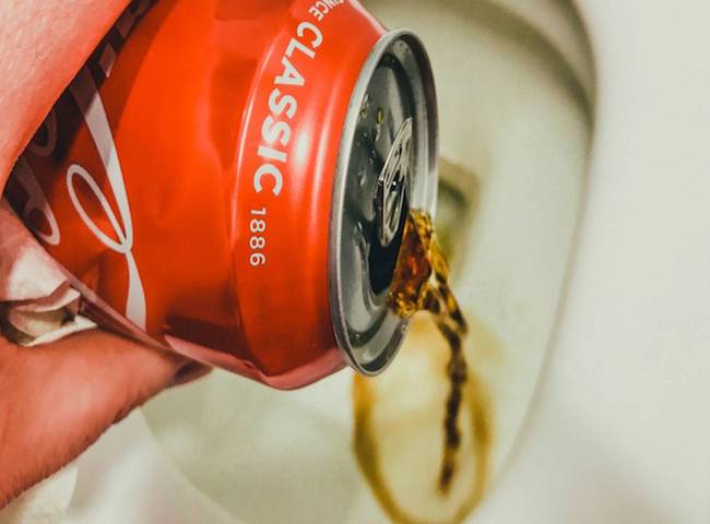 Các bước tẩy bồn cầu với coca