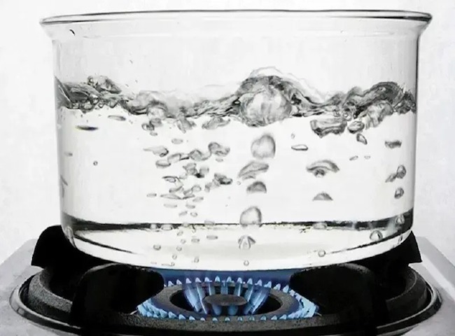 Phương pháp thông tắc bồn cầu bằng nước nóng đơn giản tại nhà