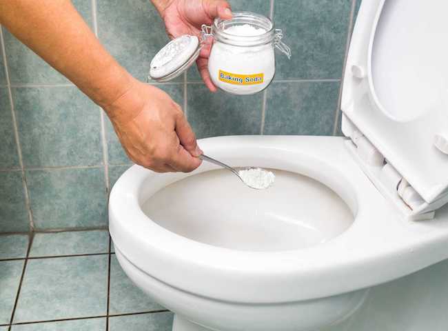 xử lý bồn cầu nghẹt giấy bằng baking soda và dấm