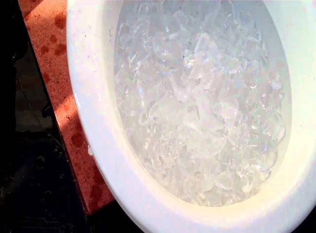 cách thông bồn cầu khi bị tắc giấy bằng đá lạnh