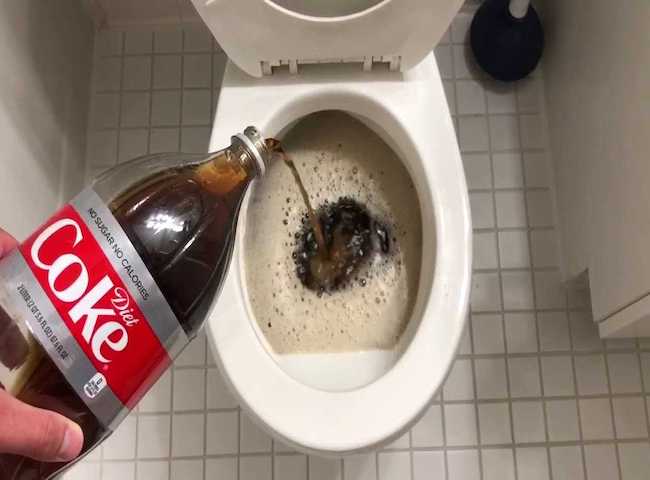 Lưu ý khi tẩy bồn cầu bằng coca cola