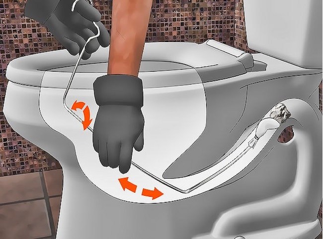 cách thông bồn cầu khi bị tắc giấy vằng móc quần áo