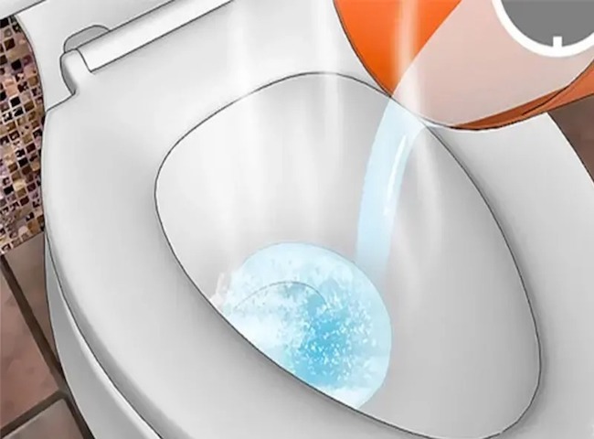 Thông tắc bồn cầu nghẹt bằng nước nóng hiệu quả