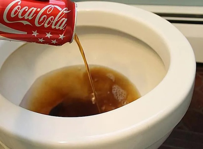 Tẩy bồn cầu bằng coca cola
