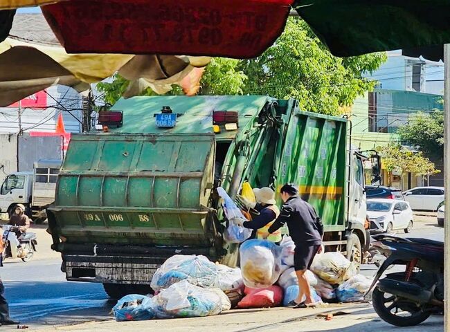 Dịch vụ thu gom r&aacute;c thải sinh hoạt