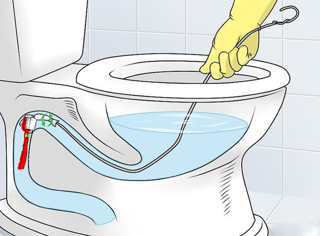 Dùng móc áo để lấy bàn chải đánh răng rơi vào bồn cầu