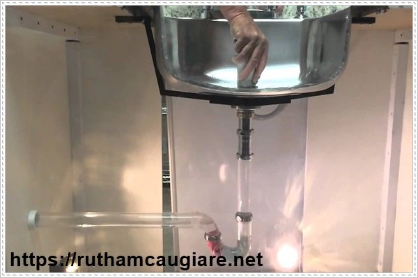 Bồn rửa chén thoát nước chậm và giải pháp dịch vụ chuyên nghiệp