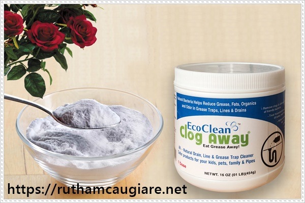 Làm sạch đường ống nước trong nhà bằng bột thông và chế phẩm vi sinh