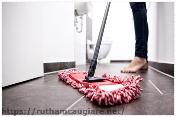 Vệ sinh thường xuyên để khử mùi hôi trong phòng kín